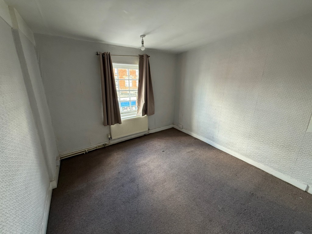Lot: 37 - COMMERCIAL PROPERTY WITH SELF-CONTAINED SPLIT LEVEL FLAT ABOVE - Bedroom 2 on the second floor